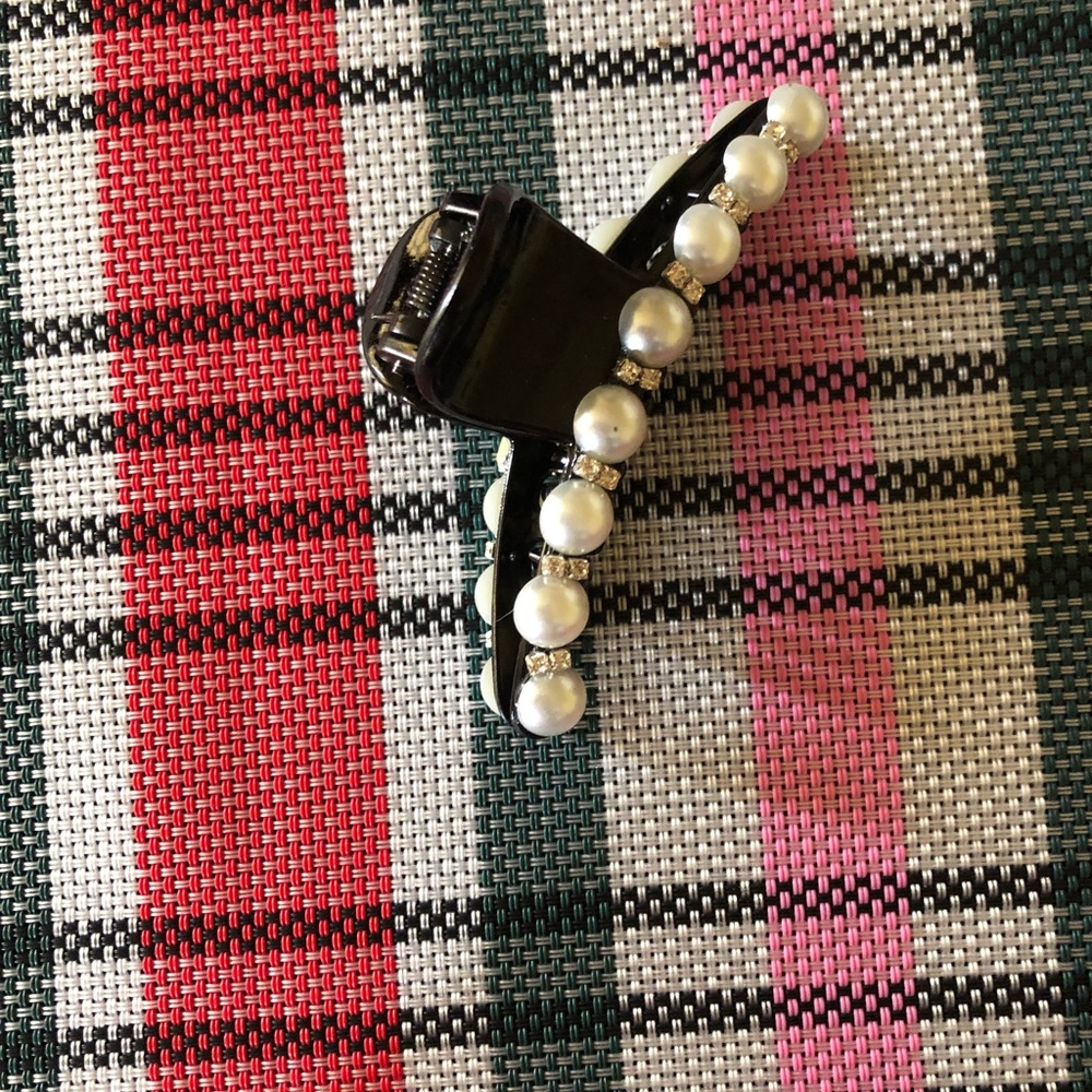 NEW. 🎉 host pick🎉 hair clip pearls/rhinestones💕